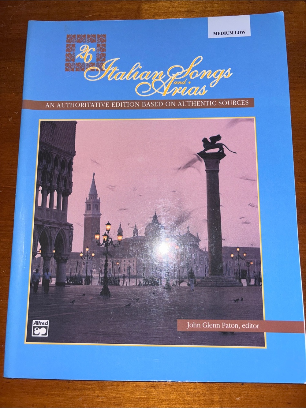 Alfred Blue Cover: Italian Songs and Arias Vocal Music Book - Medium Low